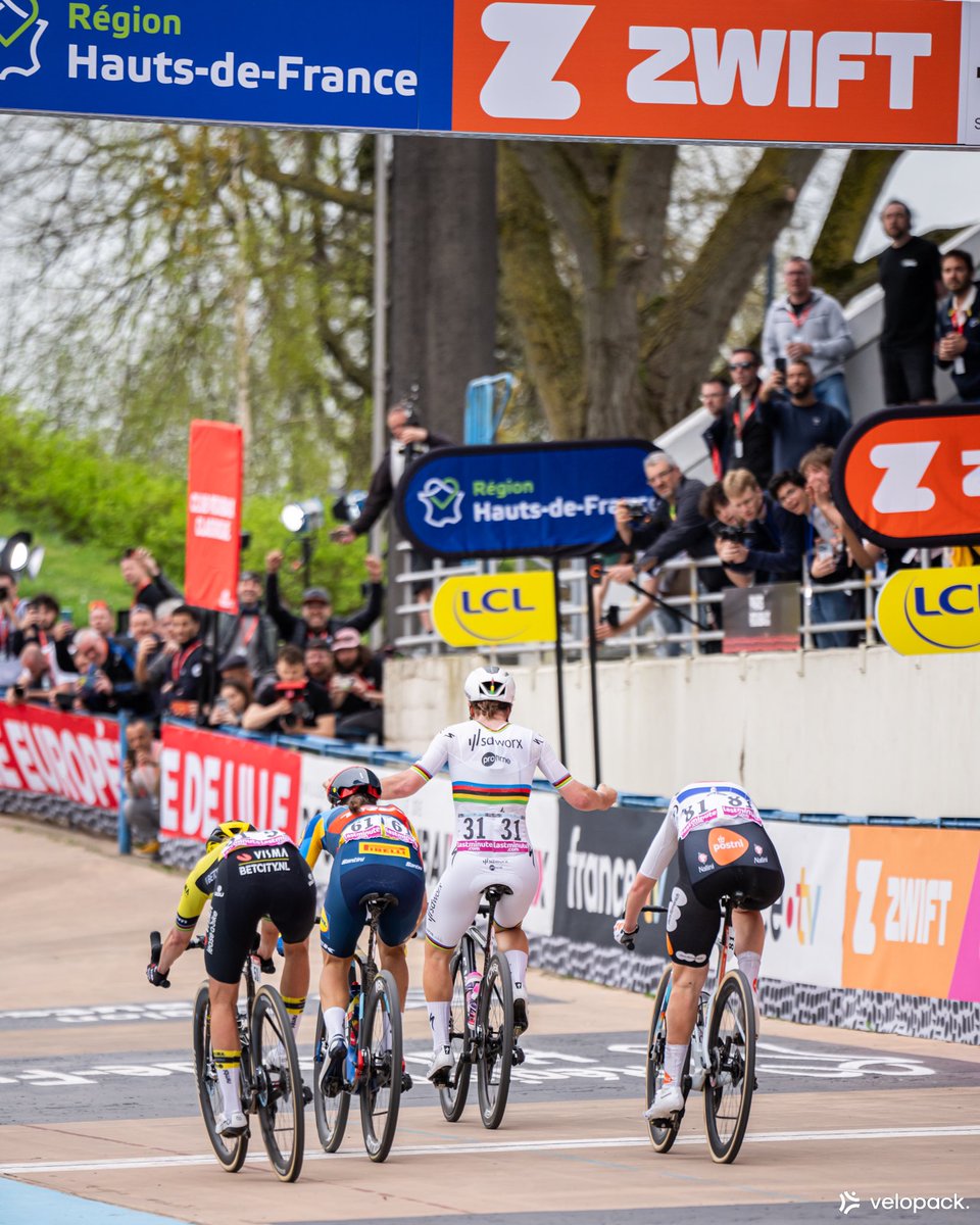 pacofoot's tweet image. Hier, la championne du Monde @LotteKopecky a remportée @RoubaixFemmes 🔥🌪️ et on y était avec @velopack 🥰