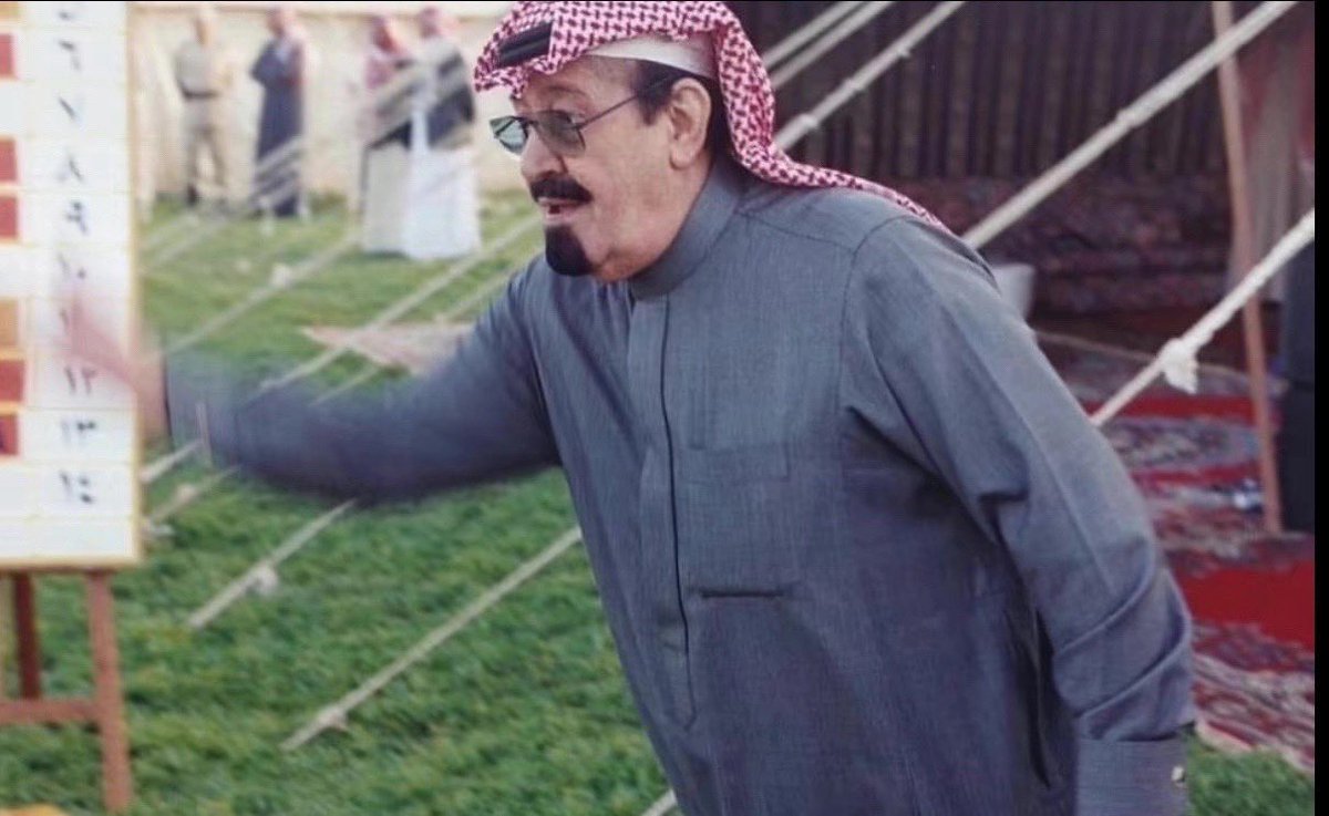 أَبْلَق. tweet media