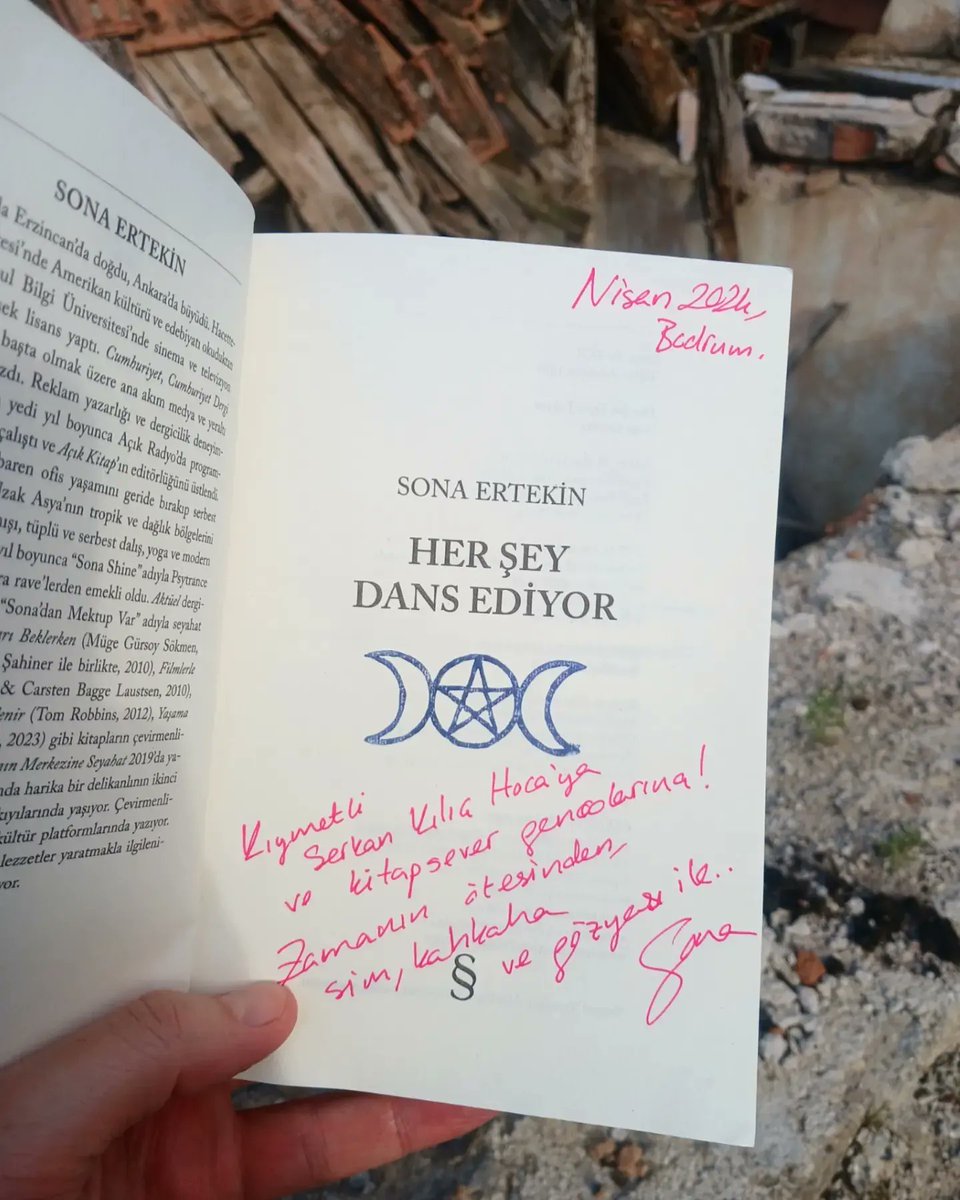 'Zira yarattığımız, kurduğumuz, dayattığımız her hikâye istesek de istemesek de bir noktada hakikate varacaktır. Ve ancak hakikat bizi değiştirir.' Sona Ertekin - Her Şey Dans Ediyor - s.10 @sonaertekin @EverestKitap