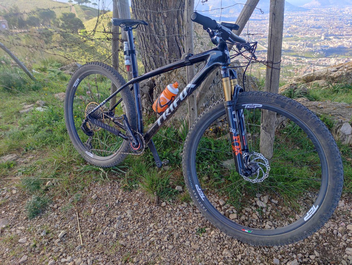 TrifoxBike's tweet image. As pedaled through the winding trails, the lightweight frame of Trifox bike made the challenging ascent feel like a breeze.  🚵‍♂️ 👉   bit.ly/45PtLd0

#sdy20 #ultralight #carbonhardtailmtb #downhillmountainbiking #mtbgram #mtbiking #mtbrider #fullsuspension #ridemtb