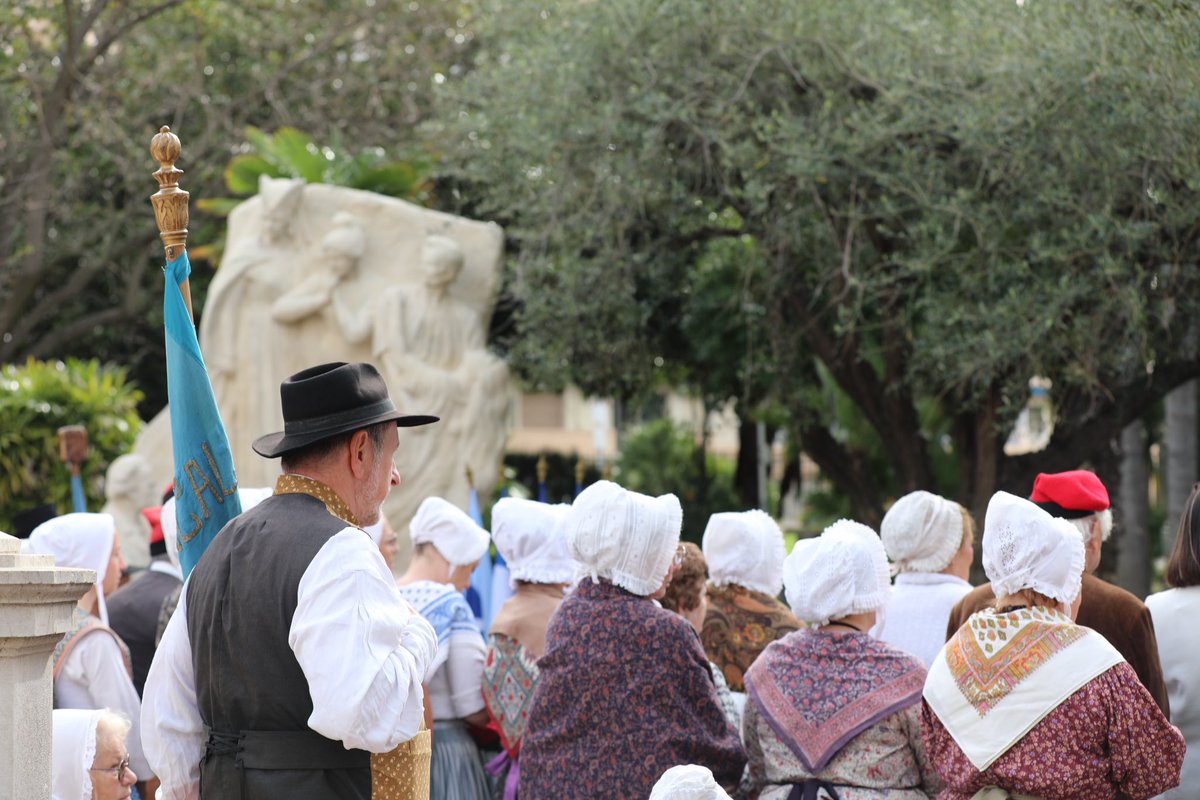 🔴 Cérémonie d’hommage à Frédéric Mistral, dans le square du même nom, pour le 110e anniversaire de la mort d’une grande figure de notre culture provençale, prix Nobel de Littérature en 1904, perpétuée aujourd’hui par les associations de traditions cannoises.