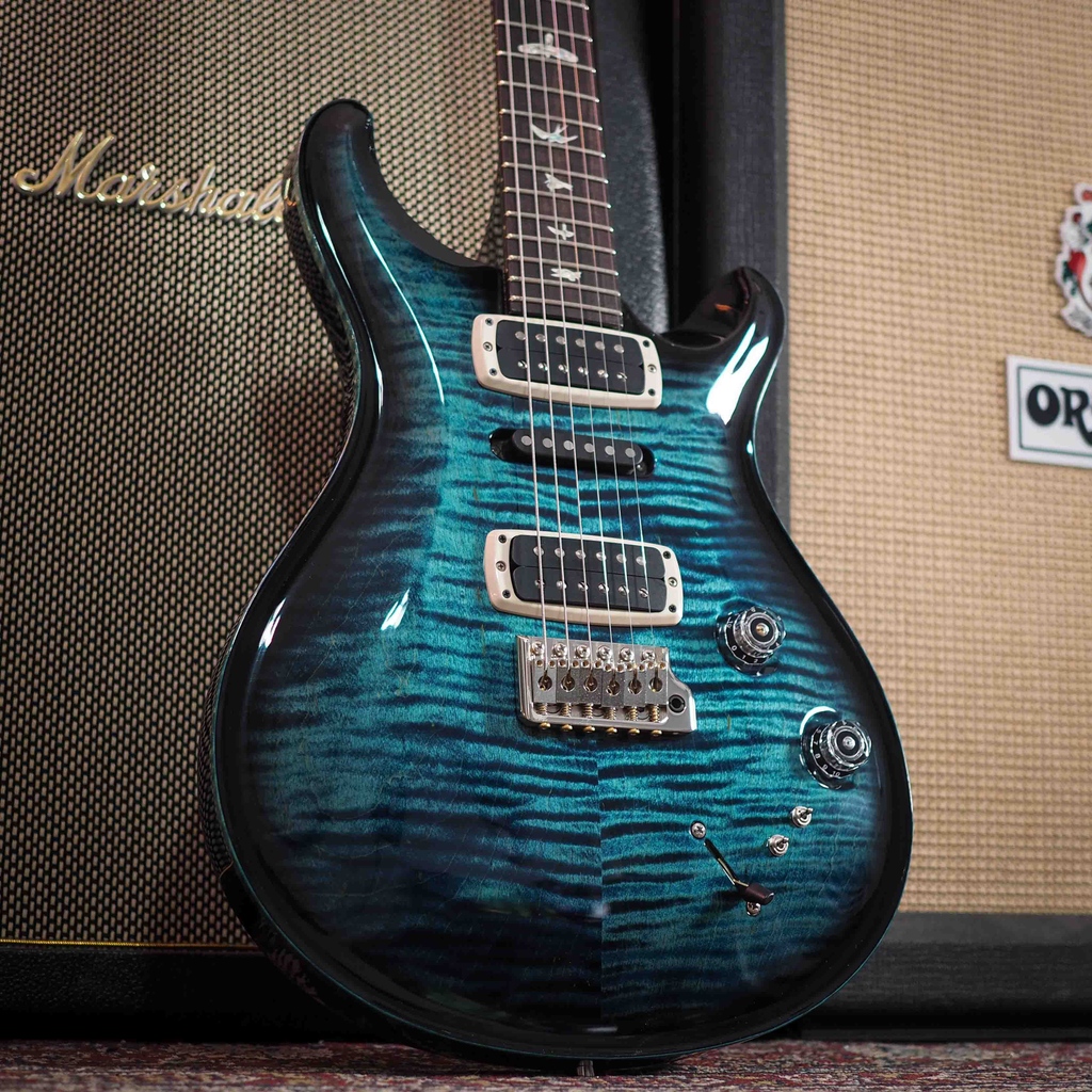 The perfect companion for recording and playing live 🎸 It's a PRS Modern Eagle V in Cobalt Smokeburst - delivering tonal versatility with high-end specs 🤠 Do you own a PRS? 🛒 Shop here: bit.ly/3PNSuYU