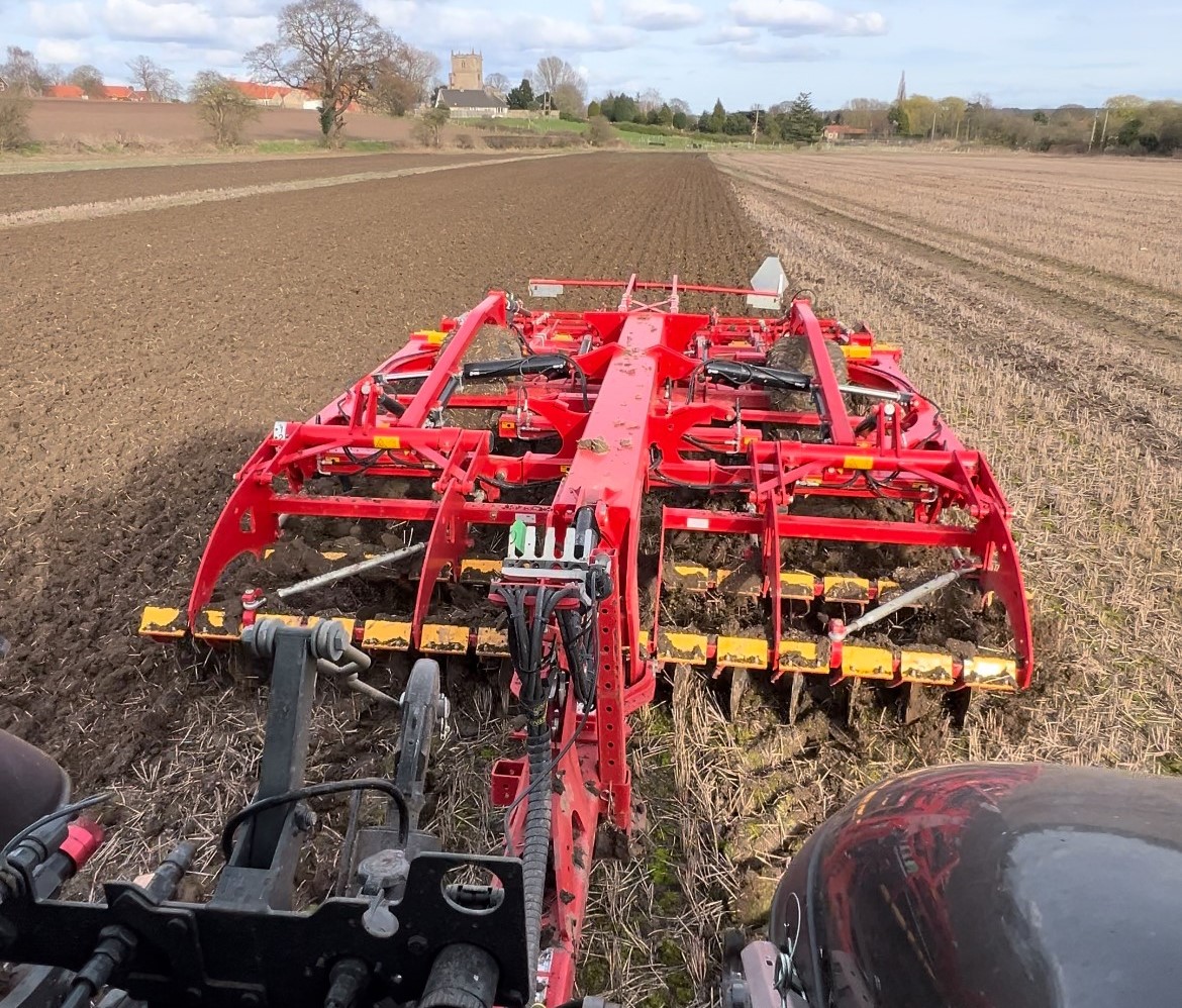 The TD400 Vaderstad Topdown cultivating in the ☀️ A multipurpose cultivator, combining an intensive disc cultivator along with robust three axle tine cultivators in the same machine 💪 #bandbtractors #vaderstad #cultivation