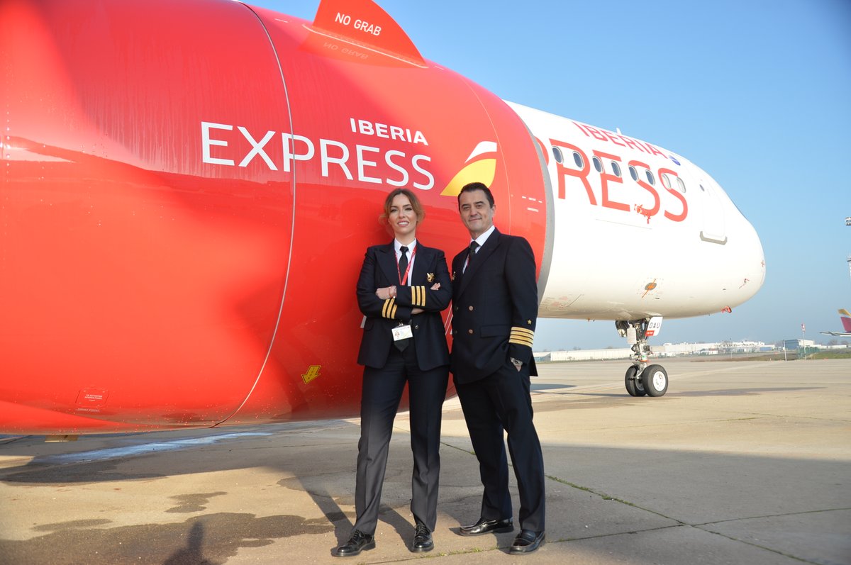 Hoy es el 📅 Día Internacional del Piloto y, desde Iberia Express, ponemos en valor su trabajo hoy y cada día. Gracias por ser ejemplo de dedicación y trabajo en equipo. ¡Juntos, volamos cada día más alto! ✈️