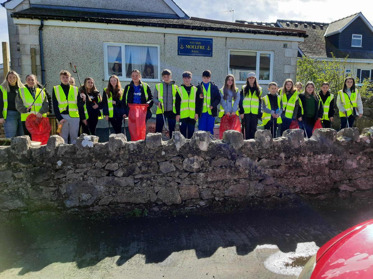 Over the Easter holidays, The Neighbourhood Policing Team have been working with Anglesey Youth Services and young members of the community in Moelfre. @PACTNorthWales ➡️ orlo.uk/gRADu