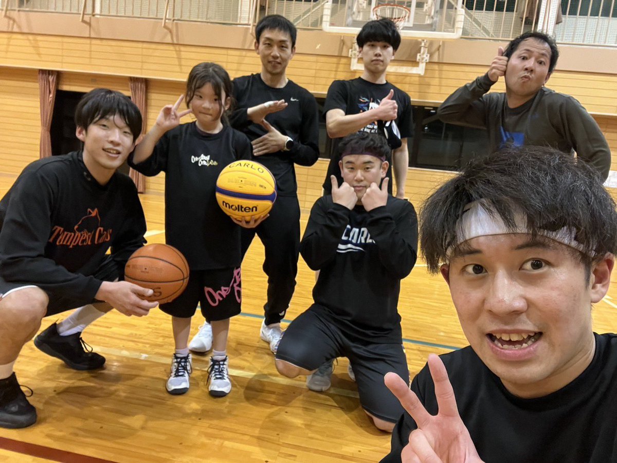 CALRO_3X3's tweet photo. 🏀CARLO練🏀
毎週土曜19時〜21時両津中学校で練習してます！
ichi選手が怪我のため小学生の女子にマンツーマンクリニック🔥
練習はダイエット目的が1名と3X3したいと1名の計2名が参加してくれました！
是非CARLOと一緒に3X3しましょう！
#3X3 #佐渡 https://t.co/nQo1YM2KSM