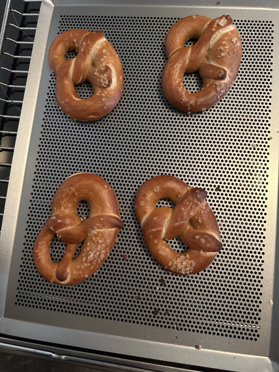 Möchte jemand eine Brezel 🥨😂😂😋 naja 🫤 an der Form muss ich noch arbeiten 😂😂😂