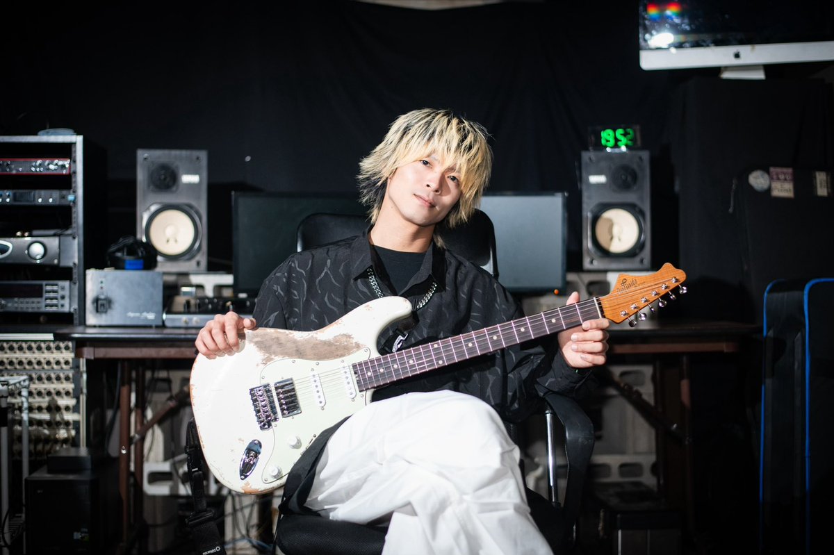 hiro_mpgx1's tweet image. この度大阪発ギターメーカー
Infiniteのエンドーサーとして、
オリジナルギターを制作して頂きました。

頑丈かつ渋めのハードレリック仕様の新たな相棒です。

弾き心地もサウンドもグッと来ました。
復活まで弾き倒します。

photo by @s_cam12