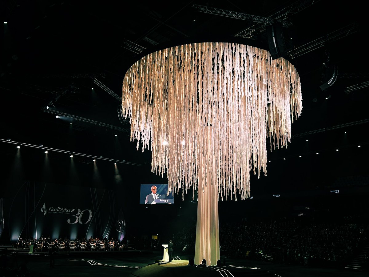 This tree was selected for its profound evocative qualities:

* Its foliage embodies the protection that was absent during the Genocide.

* The vertical strength of its trunk resonates with the aspirations of the young generation, accentuated by the inner glow akin to flowing