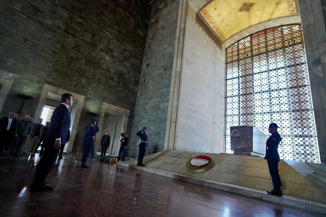 Başkanımız Ekrem İmamoğlu ve İBB yöneticileri olarak Anıtkabir’i ziyaret edip, bizlere Cumhuriyet'i emanet eden Mustafa Kemal Atatürk’e şükranlarımızı sunarak yeni görev sürecimize başladık. Aydınlık yarınlar için tam yol ileri!