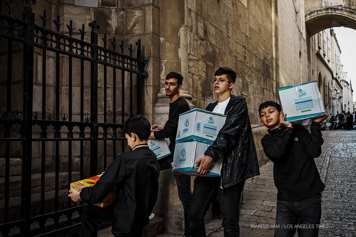Daily life #2: Essentials carry during #Ramadan   in the old city of Jerusalem: bread, water, Iftar meal and children. #photojournalism