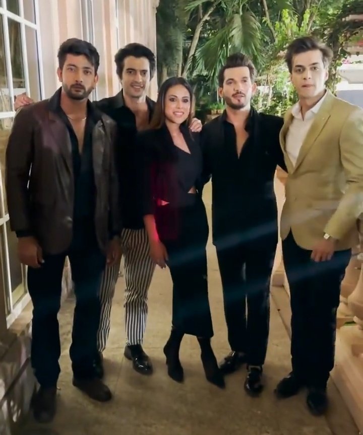 Now that's called Frame ✨❤

#FahmaanKhan #GashmeerMahajani #MohsinKhan #ArjunBijlani #NiaSharma