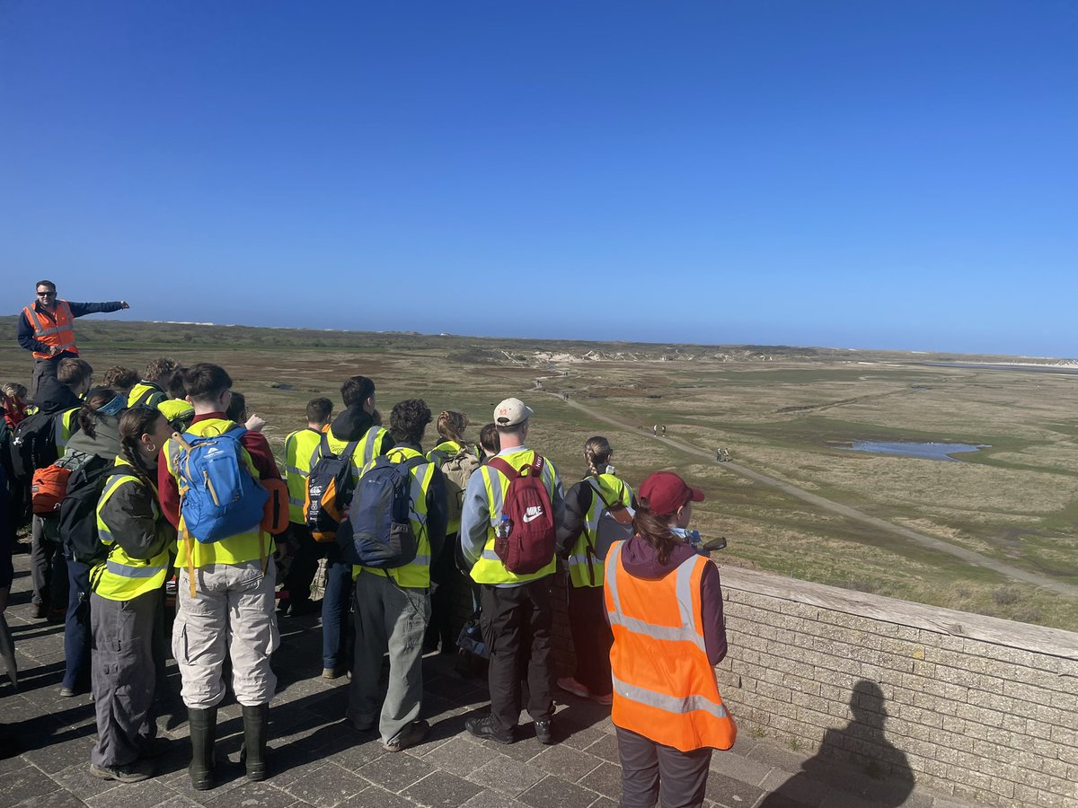 First real field day for our @NCLPhysGeog @NCL_Geography Netherlands students on Texel. Getting to grips with nature based solutions at de Slufter w/ @PalaeoLou @DrChrisHackney @GeoRu