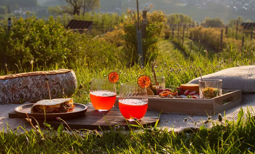 Days are getting warmer and picnics are on the rise. 🥪 Make sure you're equipped with our top picnic glassware picks. 🔗 riedel.com/en-gb/blog/ins…