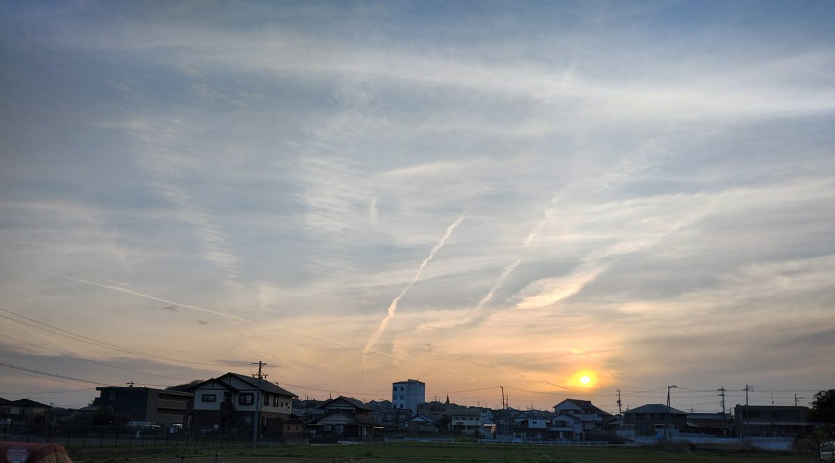 ケムトレイル？！近くの飛行機は、飛行機雲は出してなかった…