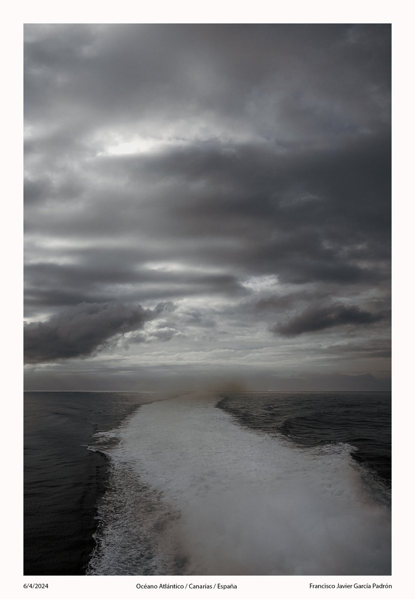 #BuenosDías #FotografíaPaisaje #Océano #EsteladeBarco #Olas #Cielo #Nubes #Luz #Sombras #IslasCanarias #España