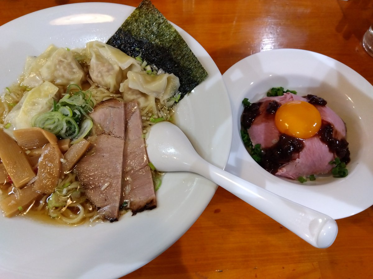 sakachaplon's tweet photo. ラッシャッセこんばんは(^^ゞ
本日も暑い中、ご来店ありがとうございました🍜🙇‍♂️

蒸し暑くなってきましたね！🥰
花粉も健在！！🤧🤧夏バテ前にラーメンでスタミナつけていきましょう（笑）

近所のお店にて(御飯物のロースト肉がお酒すすむ！ビン麦酒飲まず後悔😅)
 #近所のお店 #麵道わがまんま https://t.co/5d0Icm9dz2