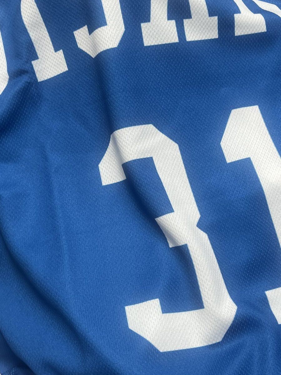 밍늉이한테 준수 유니폼 입어보라고 꺼냈는데 투표할때 입고가고싶대ㅠ