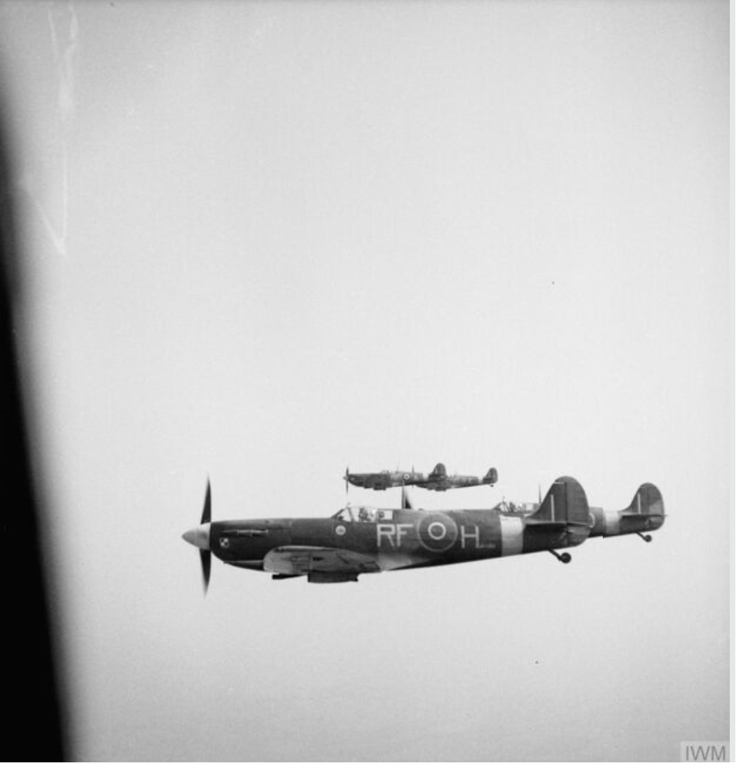 SilenceInPolish's tweet photo. On #SpitfireSunday, Polish Squadron No. 303 providing an escort to General Montgomery, flying into Northolt in May 1943.
(IWM) https://t.co/OaDsoNpWIp