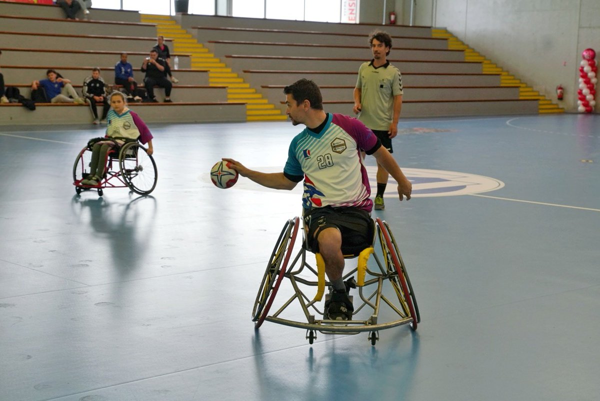 #Antibes accueille les Rencontres Régionales 'HandEnsemble', événement labellisé Semaine Olympique et Paralympique. Ce dimanche, un grand tournoi de hand'fauteuil, discipline mélangeant joueurs valides et handi de tous âges, a lieu salle Saint Claude. Organisé par la Ligue…