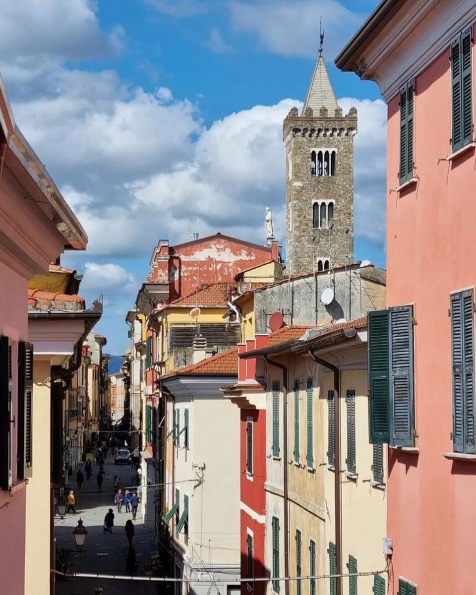 ☀️ La #primavera in #Liguria porta appuntamenti che celebrano #territori ed #eccellenzegastronomiche Come la #sagradellefocaccette nella frazione di Megli a #Recco e la #fieradellenocciole a #Sarzana IG 📸 @thisisdieesciacca8 @miriam.licia.badalotti @marinazechner