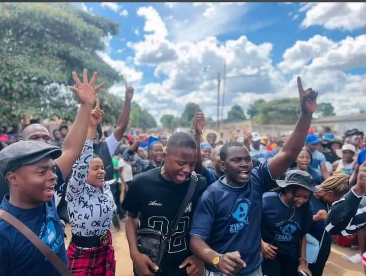 What a show of solidarity. The grand Blue Union knows best how to stand with each other in all times. The students both current and former showed up in numbers in Mabvuku the past few days as we mourned and laid to rest the Father of our President Emmanuel Sitimah. Love endures!!