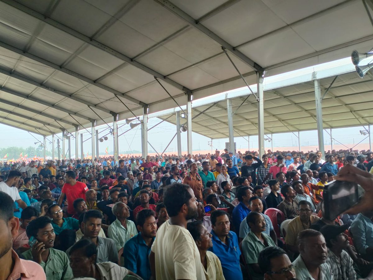DebasreeBJP's tweet photo. @narendramodi @BJP4Bengal Welcome PM @narendramodi Ji in Jalpaiguri. #ManushAcheModirSonge https://t.co/n7v2MqT6FS