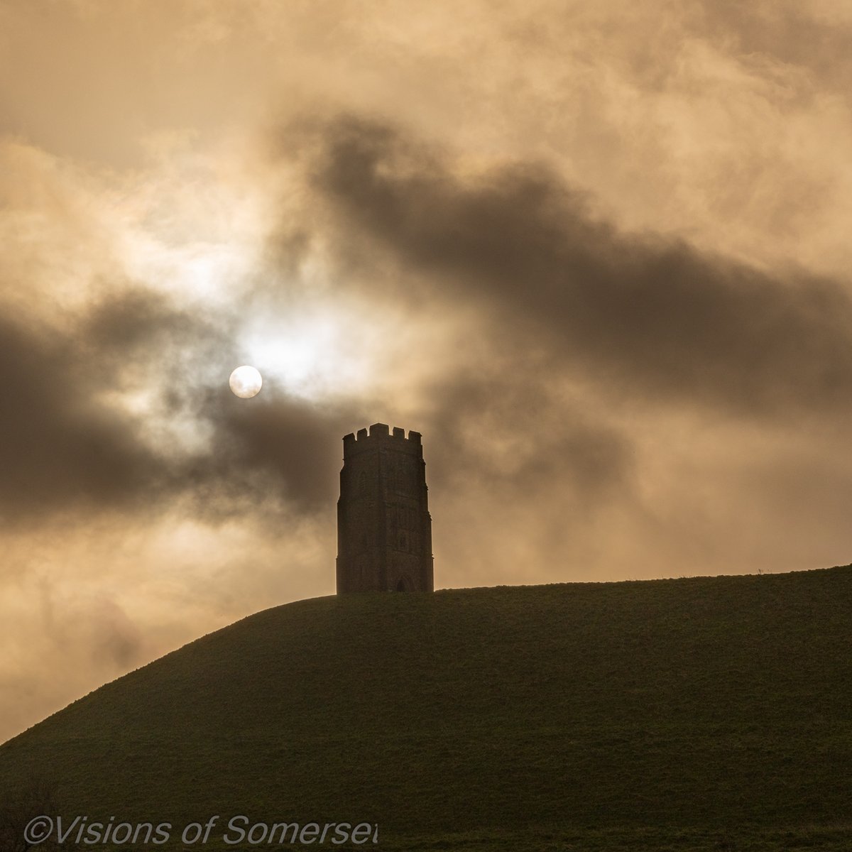 It was a bit spooky on this mornings walk. The sun kept peeping out behind the stormy sky. It might look like the moon but it was the sun 😂#glastonburytor