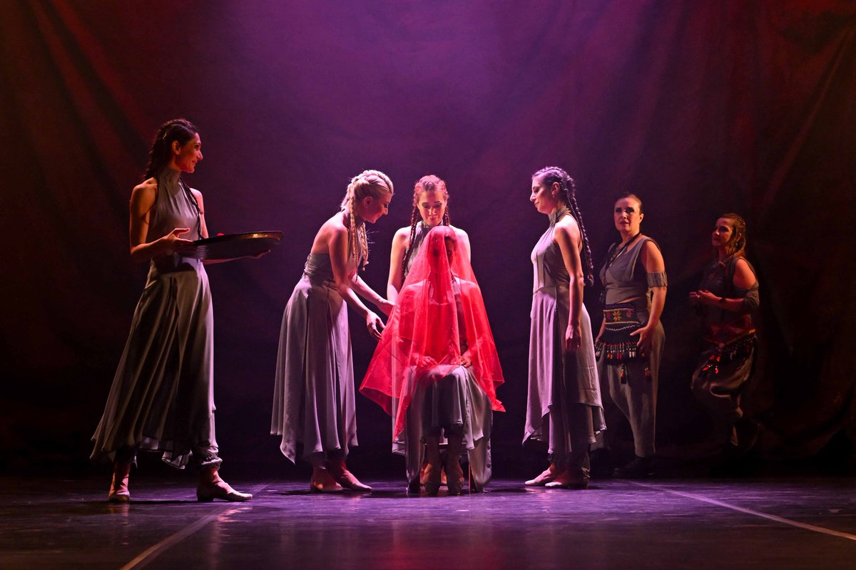 egehaberhatti's tweet image. İzmir Devlet Opera ve Balesi  solist ve dansçıları, türkülerin geleneksel ve modern unsurlarının harmanlandığı Folklorama 2024 Müzikali&apos;nin İzmir prömiyerini gerçekleştirdi.
#İZDOB #solist #dansçı #Folklorama #Müzikali #egehaberhatti #egedegündem #Egedesondakika #aahaber #ajans