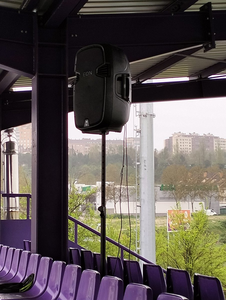 El @realvalladolid apuesta por elevar el ambiente y la animación en Los Anexos para apoyar al #RVPromesas. Jugadores de la cantera repartiendo banderas del #Pucela, más presencia de estos y del Real ValladoliDI, altavoces a tope...