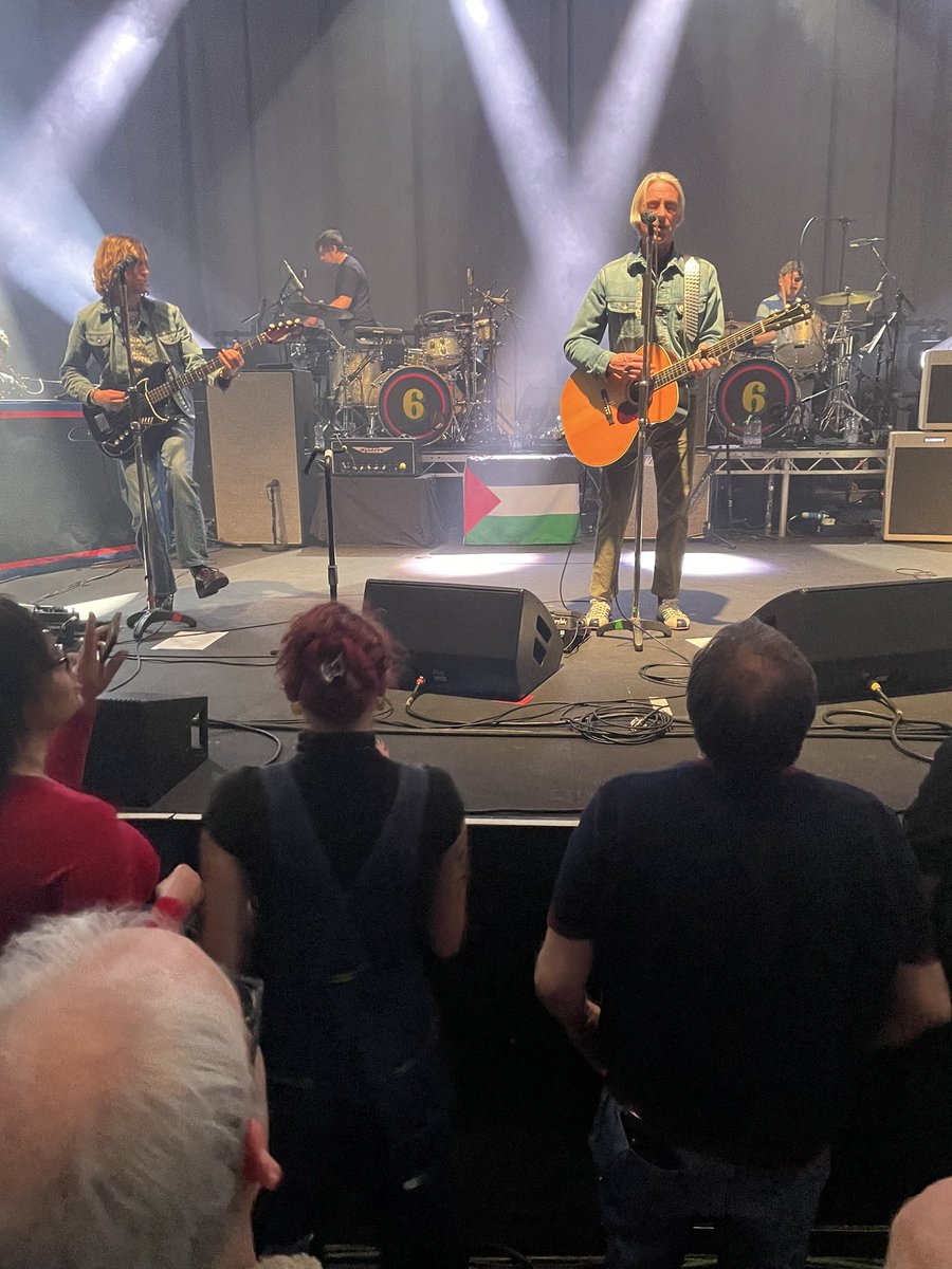 Good to see Paul Weller last night in Newport displaying the Palestinian 🇵🇸 in support of the murdered 30000.