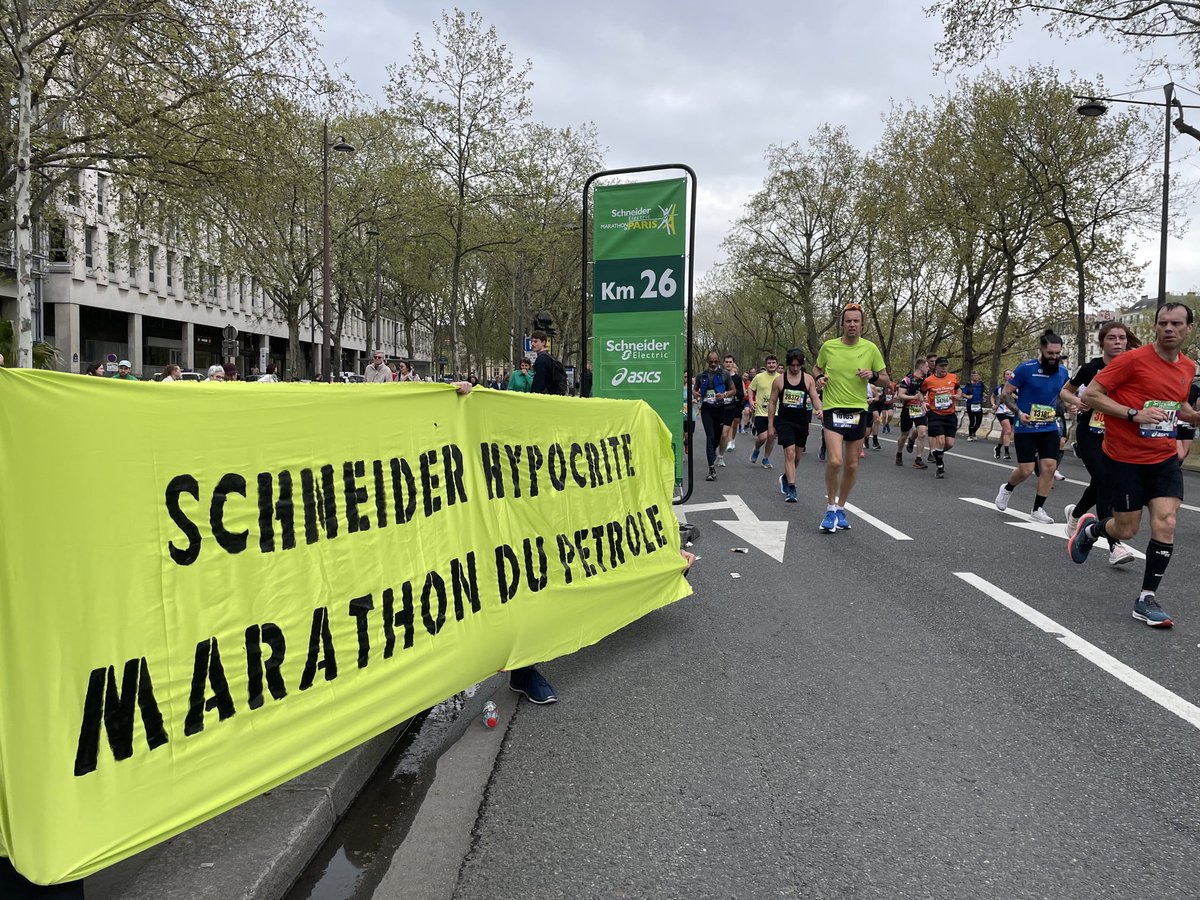 🏃‍♀️🏃🏃‍♂️ #ExtinctionRebellion et #StopTotal s'invitent au  #marathondeparis pour rappeler qu'avec le projet #EACOP , son sponsor @SchneiderElectric nous fait courir vers l'extinction ☠️

42km de course/1443km de pipeline : deux visions de la « durabilité » 
#Schneider 
#StopEACOP