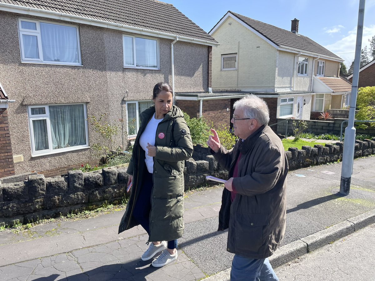 Our Police & Crime Commissioner Candidate - @Emma_Wools joined us in #Swansea this weekend! 🏴󠁧󠁢󠁷󠁬󠁳󠁿🌹 🏘️ Great response on the #LabourDoorstep with volunteers listening to residents concerns. 🪪 Don’t forget you need ID to vote in PCC and General Elections! 🗳️