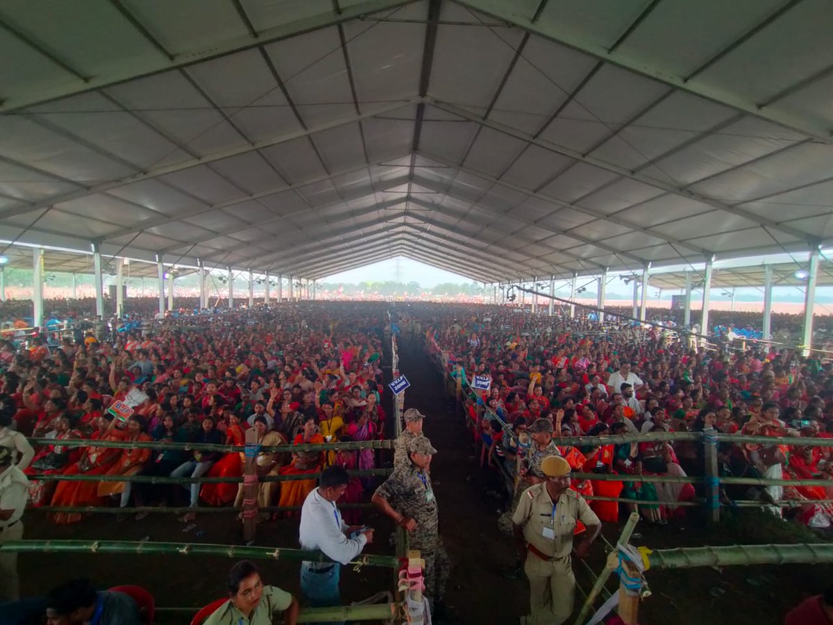 me_locket's tweet photo. Taking everyone along and developing everyone is the real goal of BJP.

This is the resolve of a developed India.

- PM @narendramodi

#ManushAcheModirSonge https://t.co/r4ekmhch5v