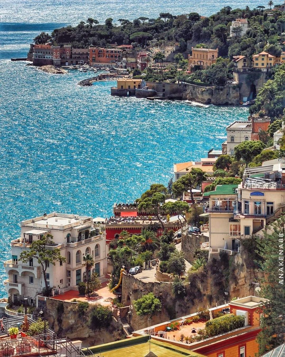 Naples, Italy 🇮🇹 ♥️ 

#naples #amalfi #amalficoast #amalficoastitaly #napoli #italia #bella #SundayFunday
#sundayvibes

Photo by unknown