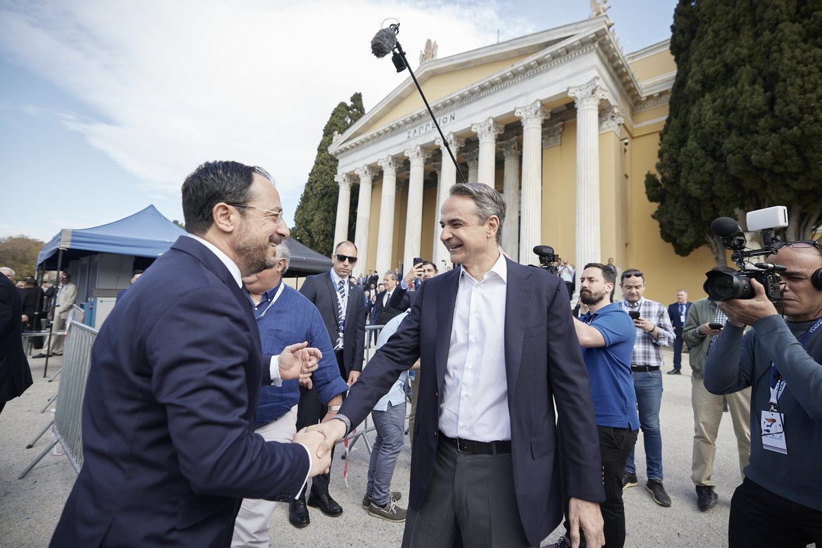 Αγαπητέ φίλε @Christodulides η Ελλάδα πάντα στέκεται στο πλευρό του κυπριακού λαού. Και όσο πιο ισχυρή είναι η Ελλάδα στην Ευρώπη, τόσο πιο ισχυρός είναι ο Ελληνισμός στην Ευρώπη, τόσο πιο ισχυρή είναι η Κύπρος στην Ευρώπη. Διότι Ελλάδα και Κύπρος είναι ένα.