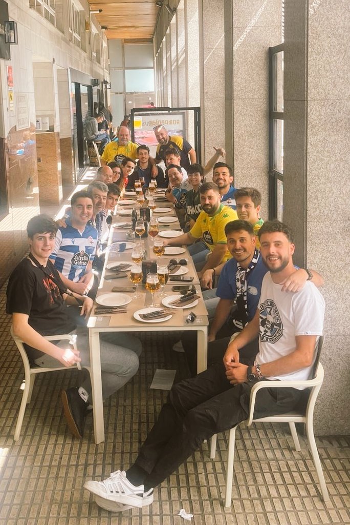#ANosaForza unha semana máis en Riazor! 🍍
APLASTA DÉPOR! 👊🏽 💙🤍