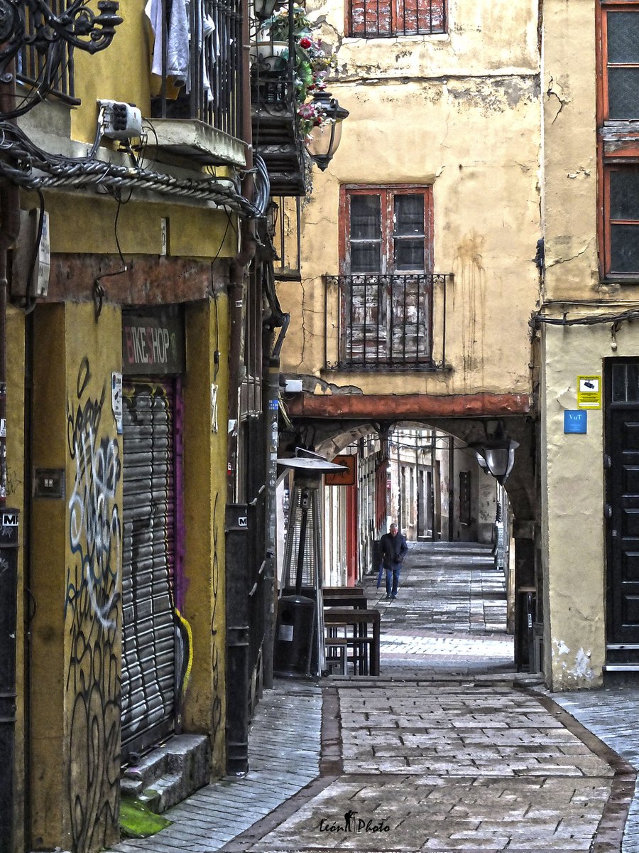 Barrio Húmedo #leonesp #leonespaña #leonstreet #leonmola #leonphotostreet #fujifilm