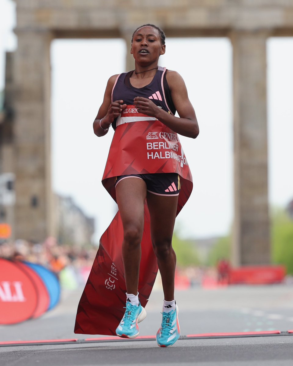 Three stripes take Berlin ⚡️ In 1 hour, 6 minutes, and 53 nail-biting seconds, Tekle Muluat tore away from the competition and secured her first half marathon win for Ethiopia. 🙌 All at just 19 years old. 👟#Adizero Adios Pro 3 And it was an adidas podium takeover in the men’s…
