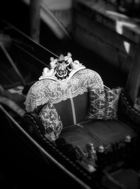 ‘La extraña embarcación, (…) con una negrura que sólo poseen los ataúdes, evoca aventuras silenciosas y arriesgadas, la noche sombría, el ataúd y el último viaje silencioso’
_La muerte en Venecia, Thomas Mann.