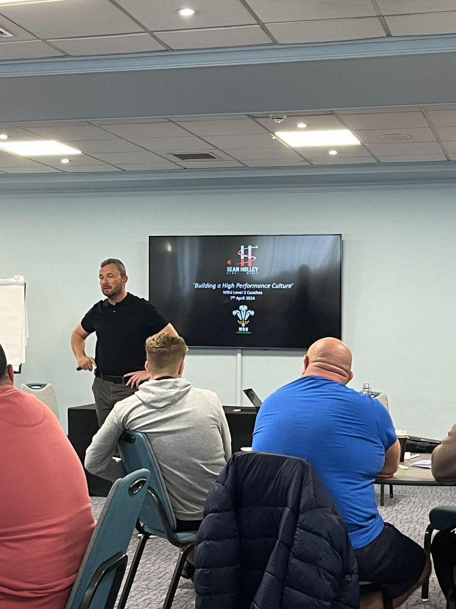 Advance coaching course day 2 of the residential weekend. 📍 Dr. Gethin Thomas started the Sunday session talking about learning environments. Coaching orchestra 🎶 📍 @_SeanHolley bringing the engery and passion about high performance culture.