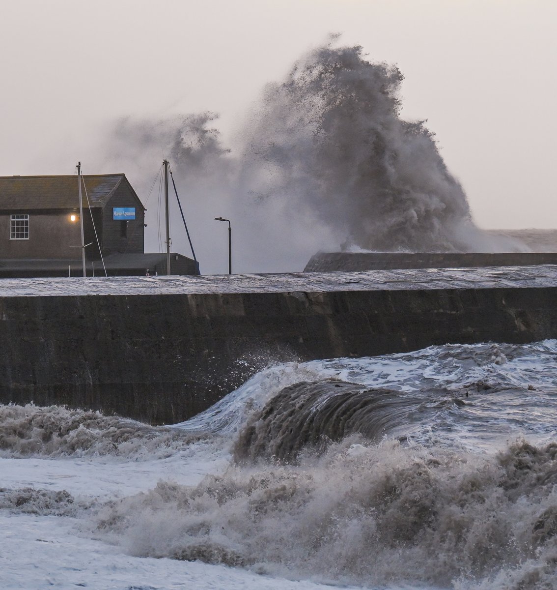 Waves crashing against the Cobb at high tide this morning 🌊
#lymeregis #dorset #stormy #storm #bigwaves