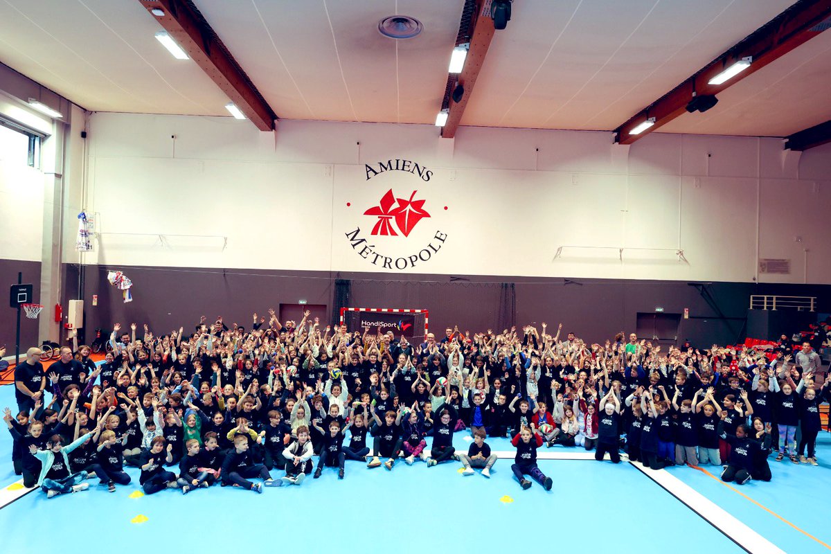 Ds le cadre de la semaine olympique et paralympique, +de 500 élèves des écoles d’@AmiensMetropole se sont pris aux jeux le temps d’1journée au COLISEUM. Ils ont pu s’initier à de nbx sports : water polo basket fauteuil… et rencontrer notre mascotte Tomo 😁
#AmiensSePrendAuJeu