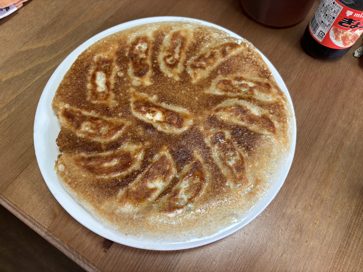 お昼に焼いた餃子が過去一で上手に焼けたので見てください。 なお、味の素の冷凍のやつです。