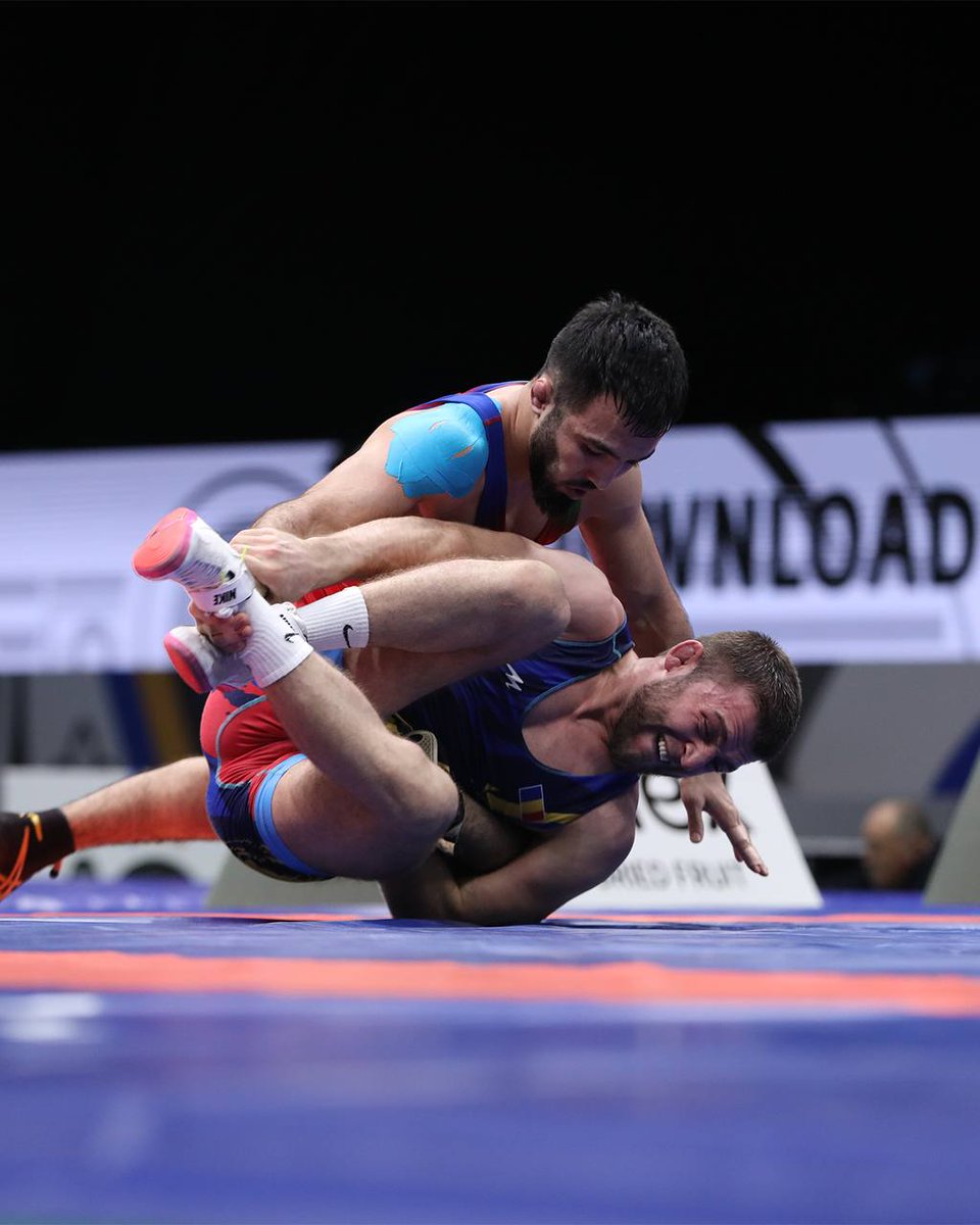 wrestleaze's tweet photo. 7️⃣4️⃣ kq
Turan Bayramov 🇦🇿 rumıniyalı Zurab Kaprayevə 🇷🇴 5:1 hesabıyla qalib gələrək yarımfinala yüksəldi.
#wrestlebaku #wrestling #europeanqualification #baku2024 #europeanqualifiers #Azerbaijan #Baku #wrestleaze https://t.co/Qw0GAiwZG4