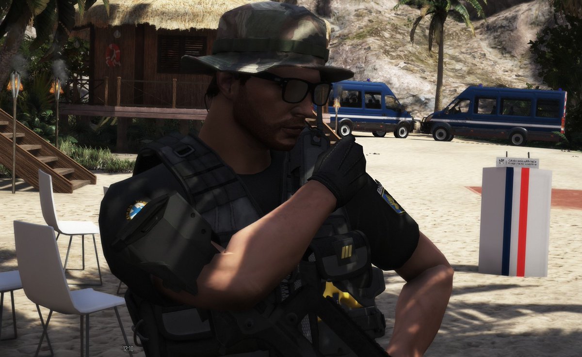 RETOUR sur le voyage officiel du Président de la République en #Guyane ! 
Un dispositif exceptionnel pour aller au plus proche des orpailleurs illégaux.