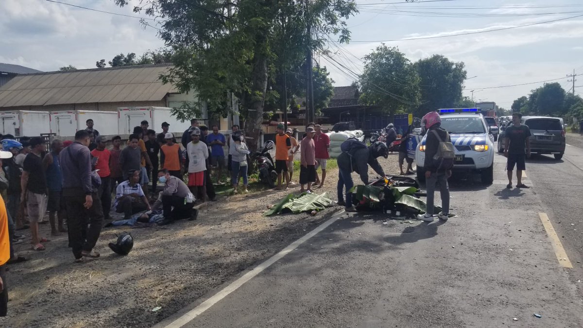 infomitigasi's tweet photo. Mohon bantuannya
Bisa disampaikan ke keluarganya jika ada yg dekat dgn alamat identitas ini, bahwa keduanya kecelakaan di Ngale Ngawi antara spd motor dengan bus Sumber Selamat. Korban dari pengendara spd motor kondisi MD 2 saat ini jenasah di RSUD Soeroto Ngawi https://t.co/NFSTTKLvox