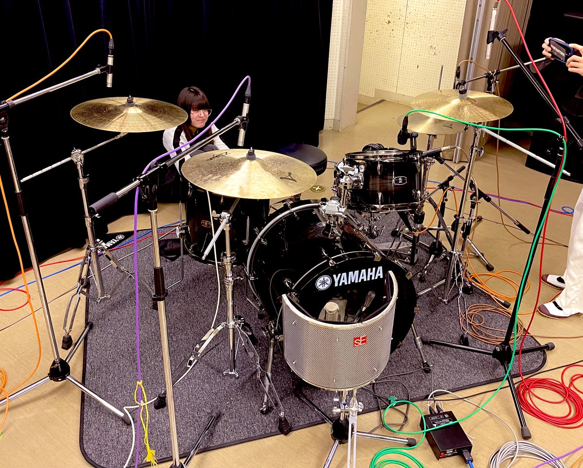 RBWabi_Sabi's tweet photo. 都立武蔵丘高校🏠で余花のRec。
ここはいつもドラムが良い音で録れないのですが過去イチで良い収録できたかなと。
私にしてはマイク多め。

マイクセットした後は三郷高校でも鍛えた有志Rec出動担当でやってくれました。
ダラダラやってるように見せておいて
手際良いのでスルスル進んで定時終了🙆‍♂️ https://t.co/9H8efEEqS9