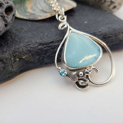 Rockpool

Sea inspired rockpool pendant with a pretty light sea blue larimar stone and sparkling topaz accent. Featuring rockpool shells and a tiny clam on a handmade sterling silver pendant.
 emmascottjewellery.com/product-page/r…

#UKGiftHour #UKGiftAM #MHHSBD