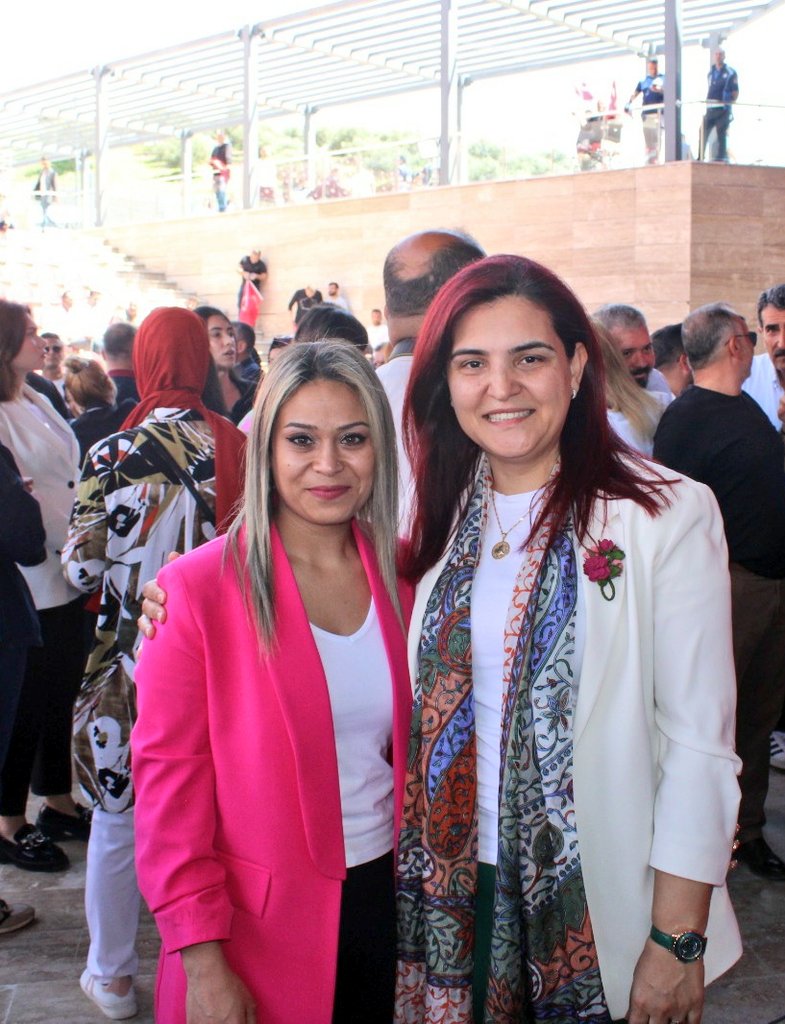 Raife SÜRMEGÖZ 🇹🇷 (@rsurmegoz) on Twitter photo T.C. Tarım ve Orman Bakanlığı Bakan Müşaviri çok Kıymetli Sn.<a href="/ZehraBekarEren/">Zehra Eren 🇹🇷</a> Başkanım 🇹🇷
Emeklerinize sağlık. 💐
#HayırlıOlsunHatay
#YarınlarSeninHatay
<a href="/mehmetonturktr/">Mehmet ÖNTÜRK</a> 💥 T.C. Tarım ve Orman Bakanlığı Bakan Müşaviri çok Kıymetli Sn.<a href="/ZehraBekarEren/">Zehra Eren 🇹🇷</a> Başkanım 🇹🇷
Emeklerinize sağlık. 💐
#HayırlıOlsunHatay
#YarınlarSeninHatay
<a href="/mehmetonturktr/">Mehmet ÖNTÜRK</a> 💥